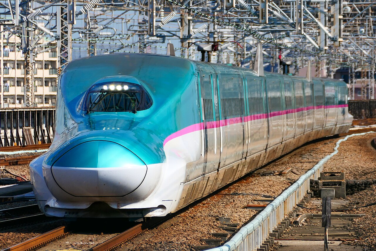 TOMY PLARAIL - SHINKANSEN BAUREIHE E5 "HAYABUSA" MIT KOPPLUNGSFUNKTION - BATTERIEBETRIEBEN - GEBRAUCHT - JAPAN-IMPORT